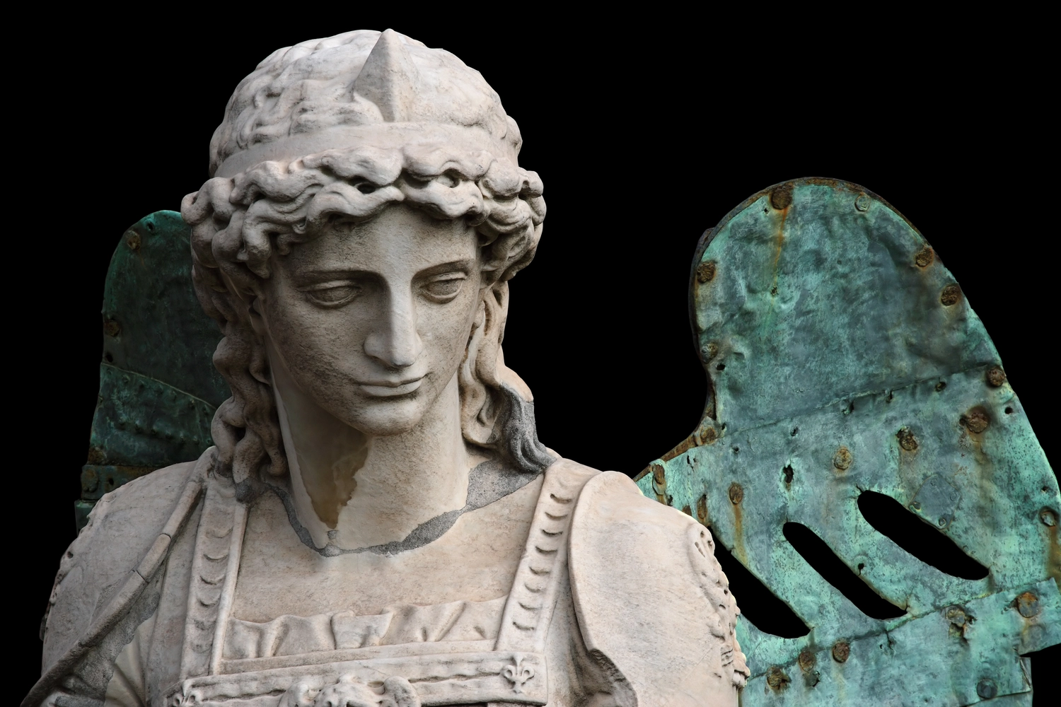 Anette Wolf – Heilpraxis – Vor einem schwarzen Hintergrund steht eine Engelsstatue aus Stein mit lockigem Haar und verwitterten grünen Metallflügeln.